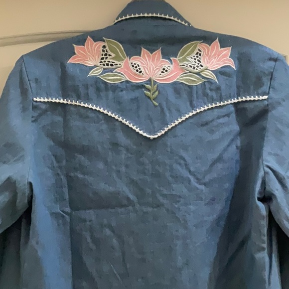 🌼CU Denim Embroidered Shirt - Picture 8 of 9